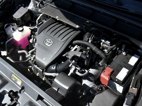 Used 2024 Toyota Highlander XLE FWD image 53