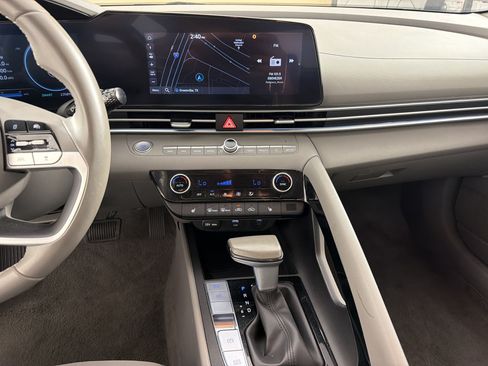 Used 2025 Hyundai Elantra SEL FWD image 18