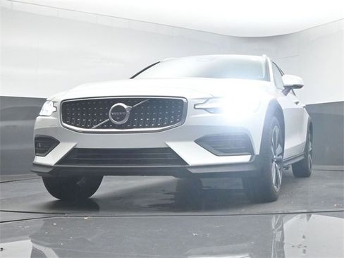 Used 2024 Volvo V60 B5 Cross Country Plus image 39