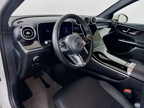 Used 2025 Mercedes-Benz GLC 300 4MATIC image 9