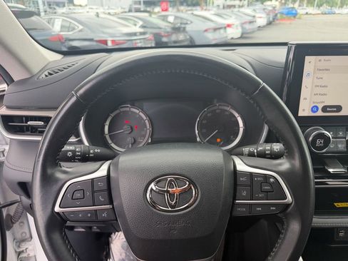 Used 2023 Toyota Highlander XLE AWD/4WD image 15