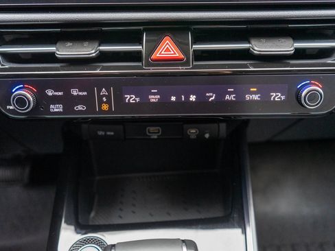 Certified 2025 Kia Niro EX image 24