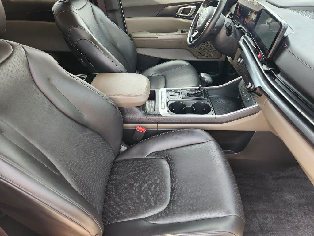 Used 2025 Kia Carnival FWD image 19