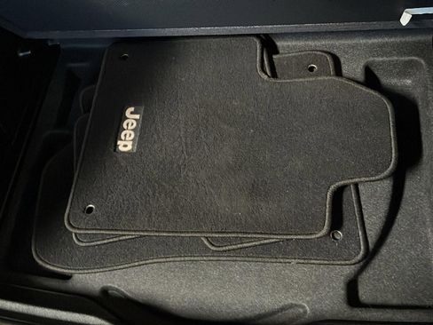 Used 2019 Jeep Cherokee Limited image 11