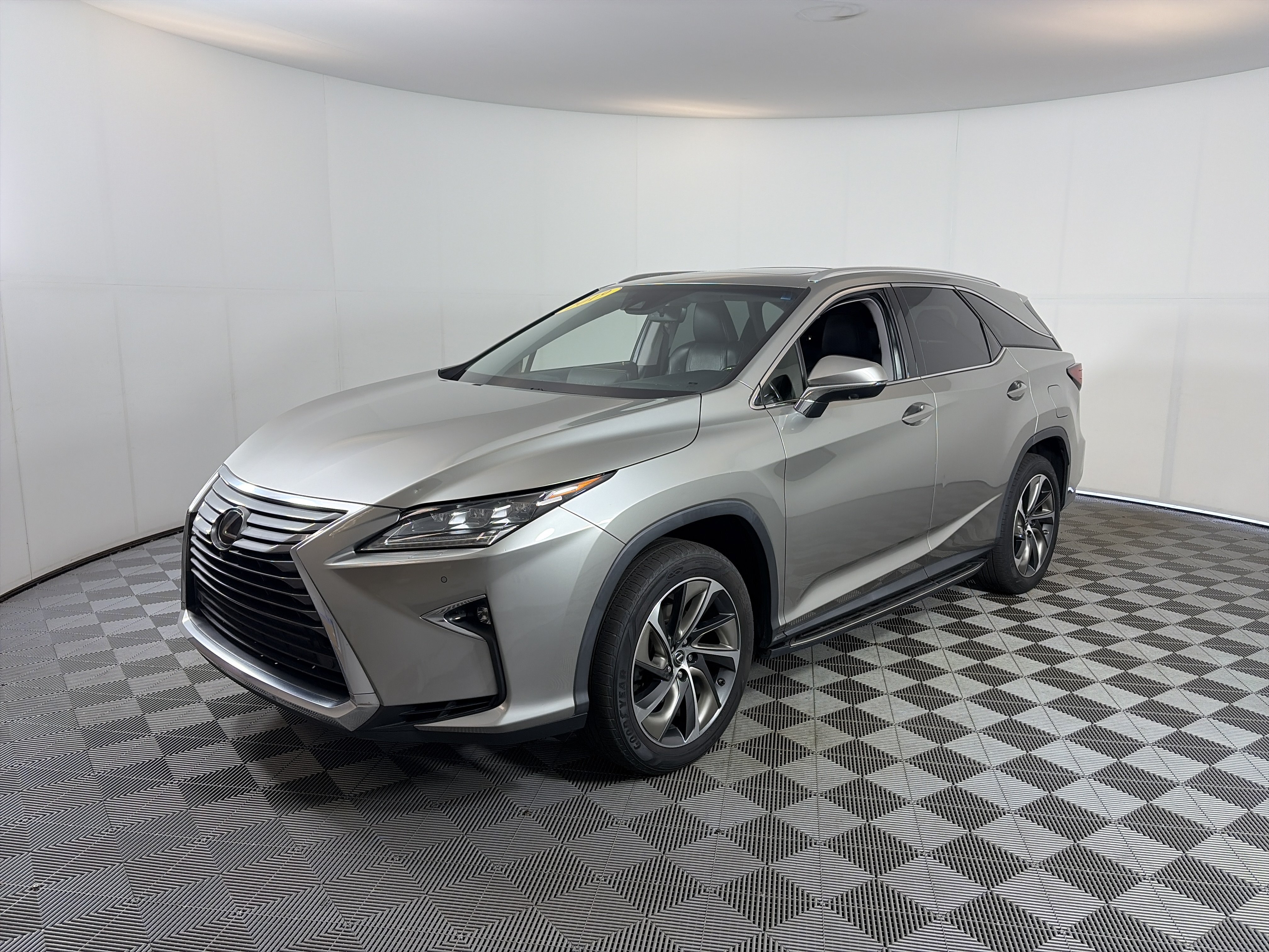 Used 2019 Lexus RX 350L Luxury w/ Accessory Package AWD/4WD image 2