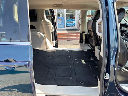 Used 2023 Chrysler Pacifica Touring-L FWD image 41