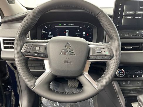 New 2025 Mitsubishi Outlander SE image 6