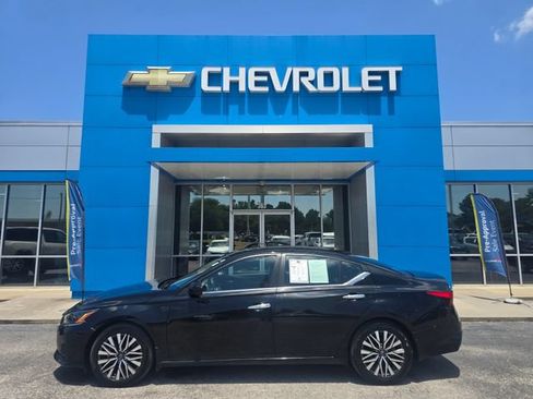 Used 2024 Nissan Altima 2.5 SV w/ SV Premium Package FWD image 2