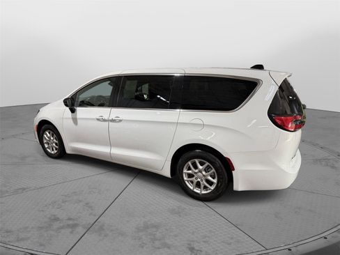 Used 2025 Chrysler Pacifica Select FWD image 12