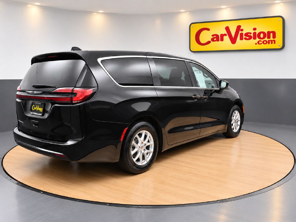 Used 2024 Chrysler Pacifica Touring-L FWD image 3