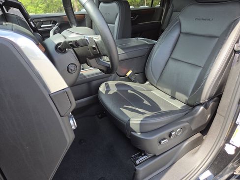 Used 2025 GMC Yukon XL Denali AWD/4WD image 29