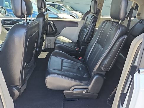 Used 2016 Chrysler Town & Country Touring image 14