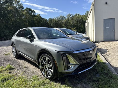 Used 2025 Cadillac Lyriq Luxury w/ LPO, Floor Liner Package AWD/4WD image 4