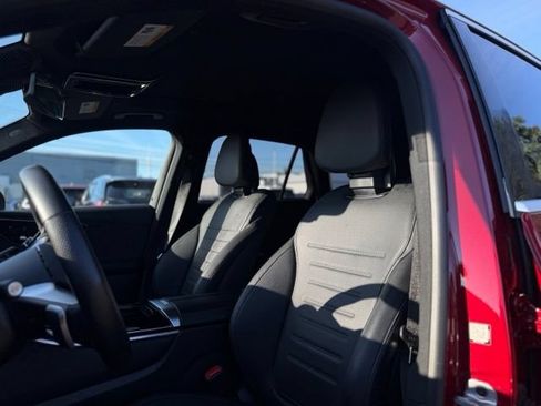 Used 2025 Mercedes-Benz GLC 300 4MATIC image 18