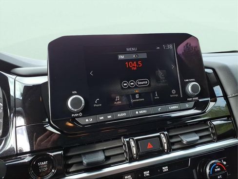 Used 2025 Nissan Pathfinder SV image 16