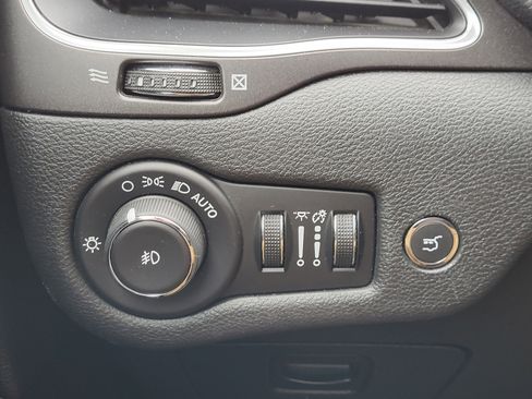 Used 2020 Jeep Cherokee Trailhawk image 21