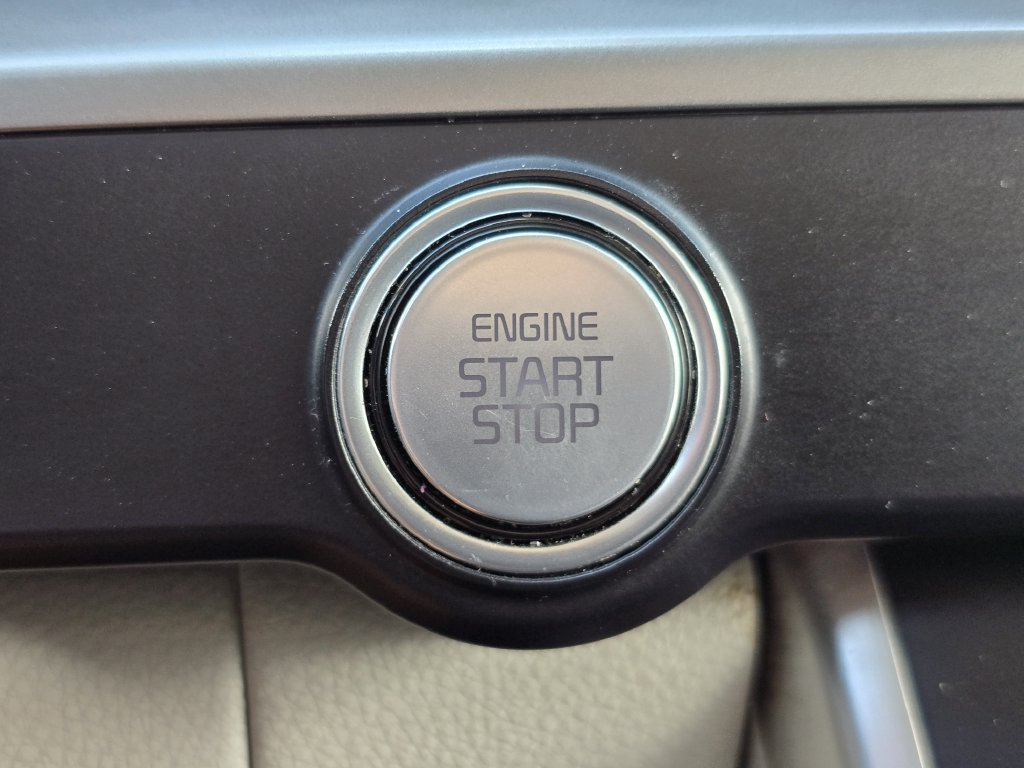 Certified 2022 Kia Carnival LX FWD image 36