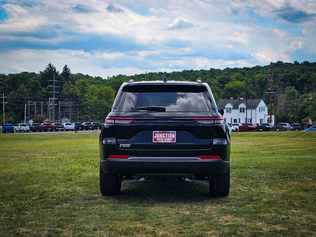 New 2026 Jeep Grand Cherokee Limited w/ Limited Altitude Package AWD/4WD image 4
