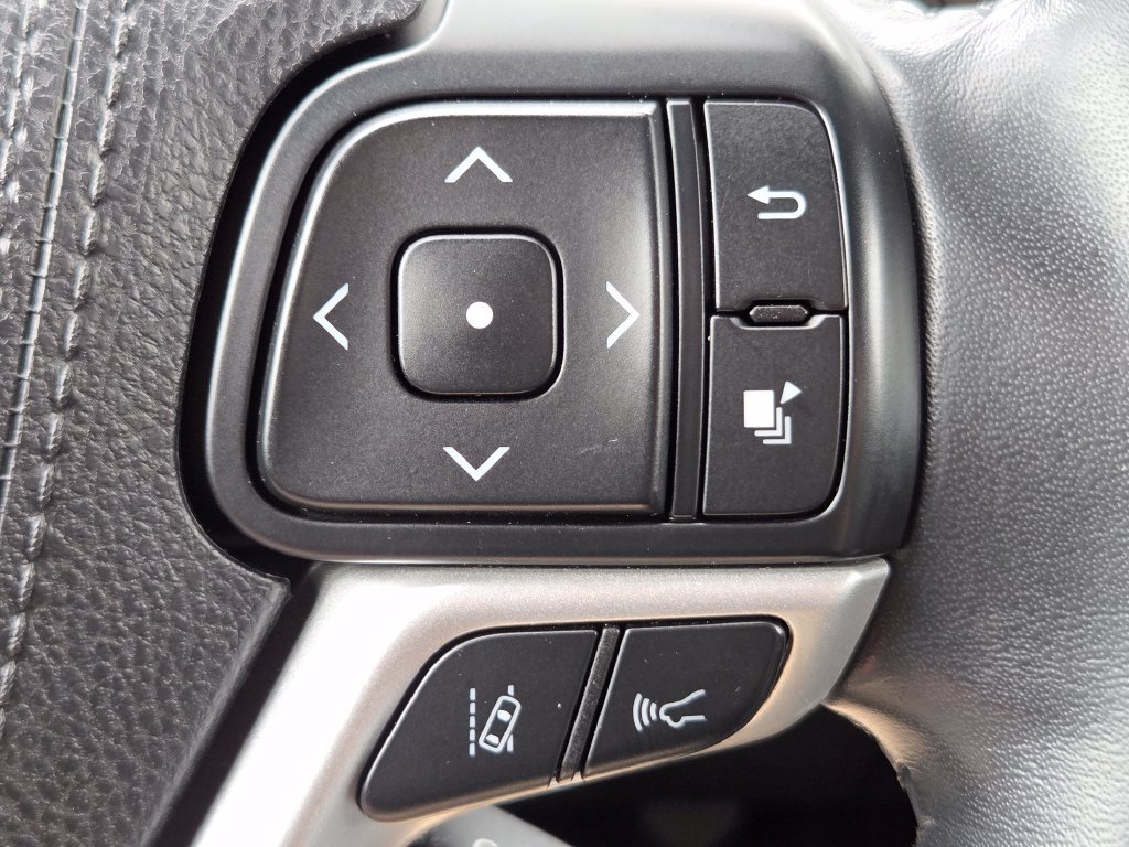 Used 2018 Toyota Highlander XLE AWD/4WD image 16