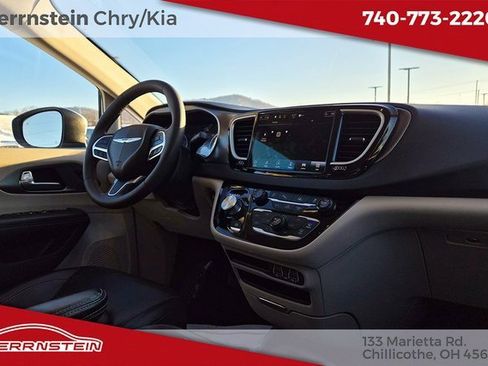 Used 2023 Chrysler Pacifica Touring-L image 29