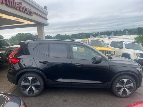 Used 2023 Volvo XC40 B5 Plus w/ Driver Assist Package AWD/4WD image 9