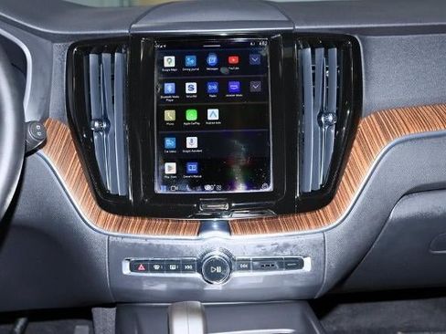 Used 2022 Volvo XC60 B5 Momentum image 18