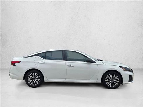 Used 2025 Nissan Altima 2.5 SV FWD image 4