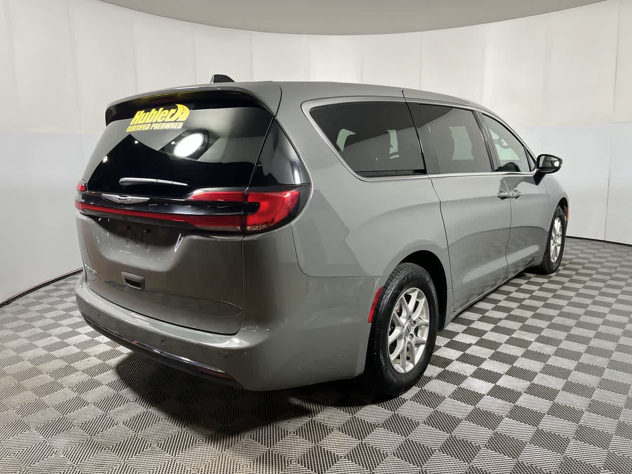 Used 2025 Chrysler Pacifica Select FWD image 8