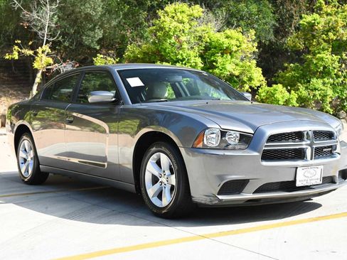 Used 2011 Dodge Charger SE w/ Connectivity Group RWD image 3