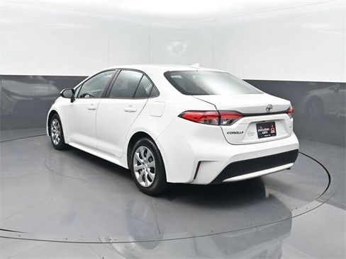 Used 2022 Toyota Corolla LE image 3