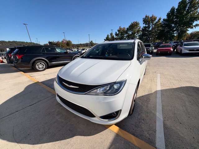 Used 2017 Chrysler Pacifica Limited FWD image 2