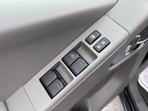 Used 2021 Nissan Frontier SV image 12