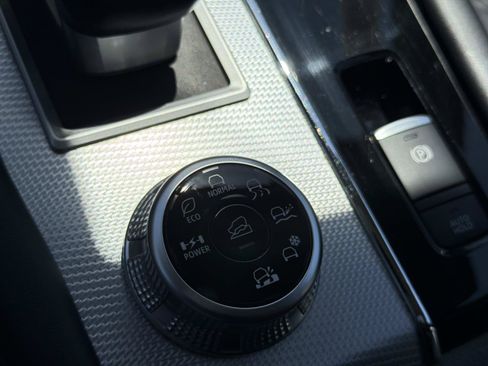 Used 2024 Mitsubishi Outlander 4WD Plug-In Hybrid image 25