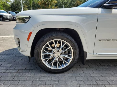 Used 2023 Jeep Grand Cherokee L Summit w/ Luxury Tech Group V AWD/4WD image 7