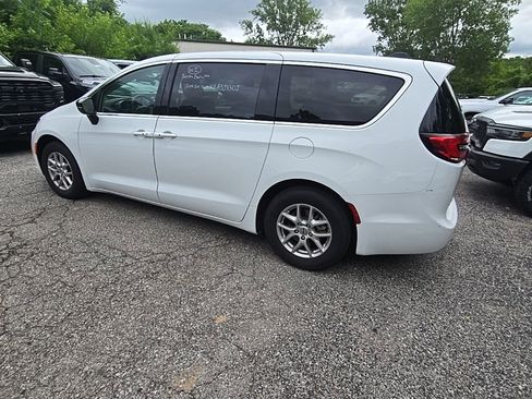 Used 2024 Chrysler Pacifica Touring-L FWD image 4