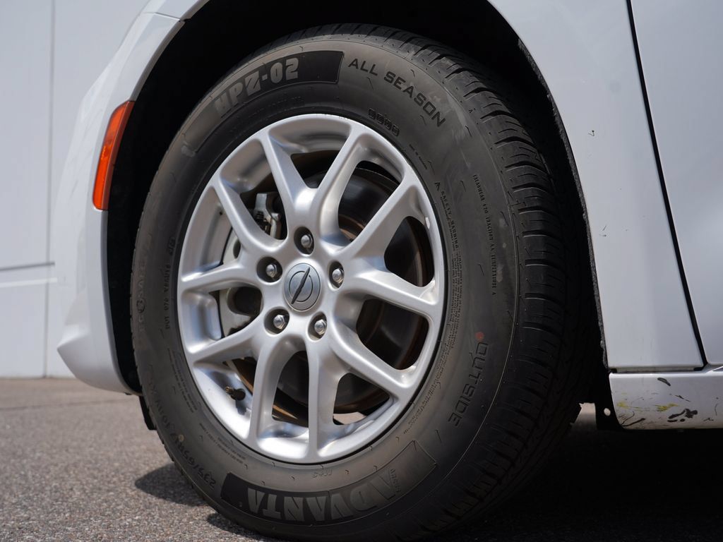 Used 2023 Chrysler Pacifica Touring-L FWD image 31