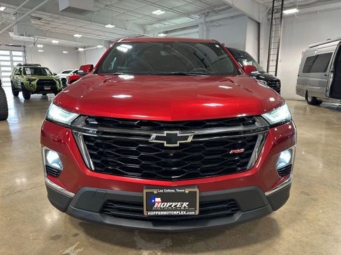 Used 2023 Chevrolet Traverse RS image 2