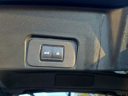 Used 2025 Nissan Rogue SV FWD image 19