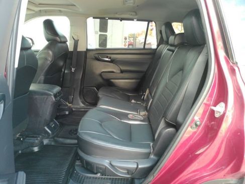 Used 2021 Toyota Highlander XLE image 21