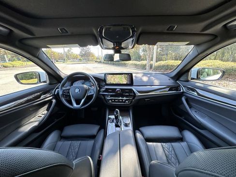 Used 2023 BMW 530i w/ Premium Package image 27