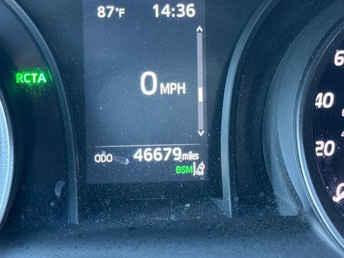 Used 2023 Toyota Camry SE image 3