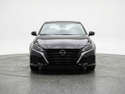 Used 2025 Nissan Altima 2.5 SV FWD image 2