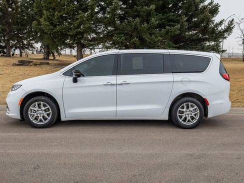 Used 2024 Chrysler Pacifica Touring-L image 8