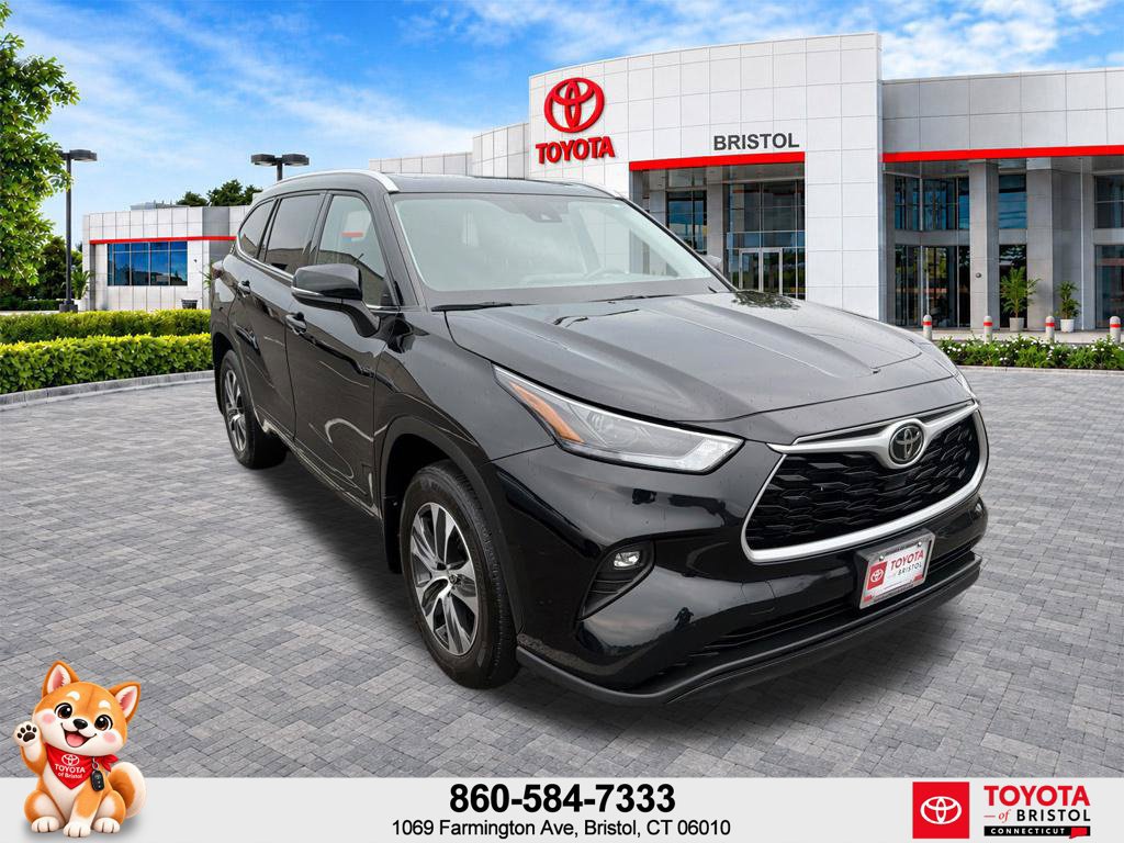 Used 2022 Toyota Highlander XLE AWD/4WD image 1