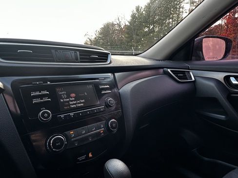 Used 2015 Nissan Rogue S image 15