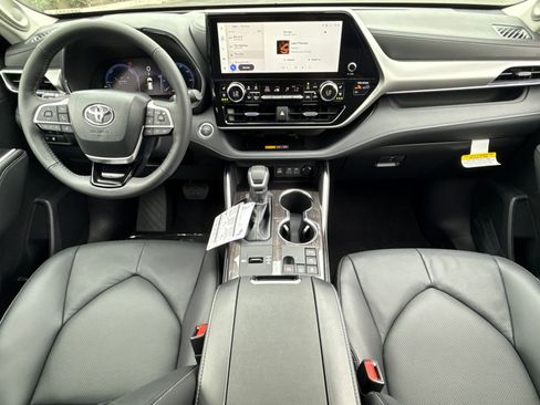 New 2026 Toyota Highlander Platinum AWD/4WD image 22