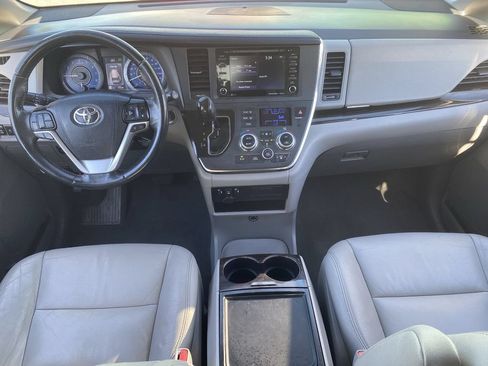 Used 2019 Toyota Sienna XLE FWD image 14