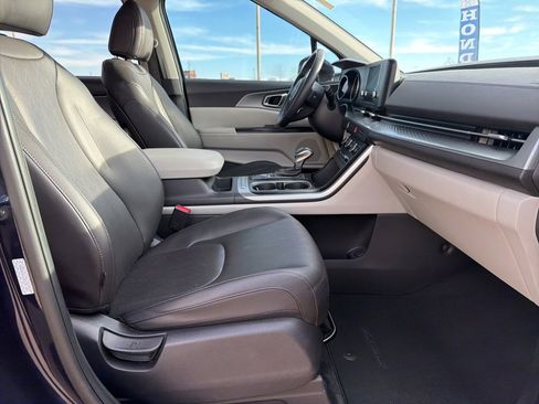 Used 2024 Kia Carnival LX image 19