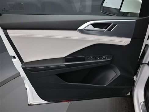 Certified 2025 Volkswagen Taos SE image 11