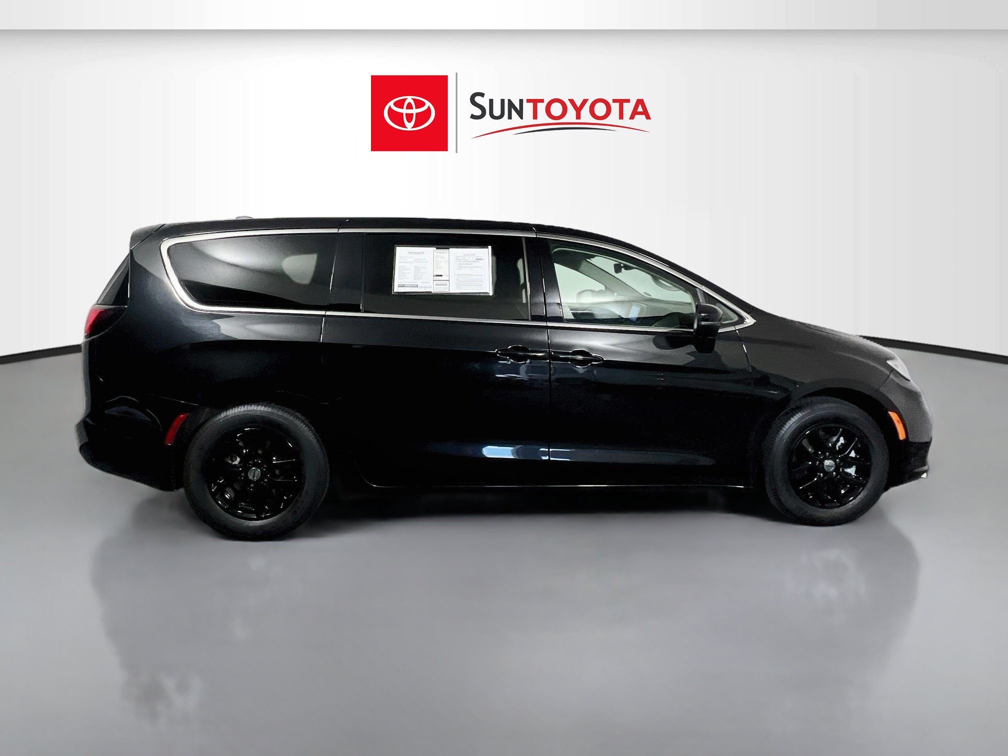 Used 2023 Chrysler Pacifica Touring-L FWD image 2